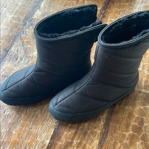 Women's Black Quilted Winter Boots